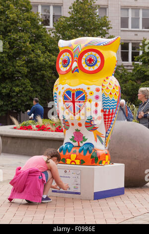 La "Grande" Owl Hoot exposition en plein air dans et autour de Birmingham au Royaume-Uni. Une série de grands hiboux ont été décorées ou peintes Banque D'Images