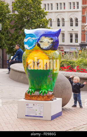 La "Grande" Owl Hoot exposition en plein air dans et autour de Birmingham au Royaume-Uni. Une série de grands hiboux ont été décorées ou peintes Banque D'Images