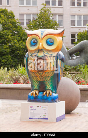 La "Grande" Owl Hoot exposition en plein air dans et autour de Birmingham au Royaume-Uni. Une série de grands hiboux ont été décorées ou peintes Banque D'Images