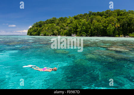 Snorkeling à Marovo Lagoon, Îles Salomon, Îles Salomon Banque D'Images