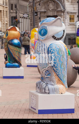 La "Grande" Owl Hoot exposition en plein air dans et autour de Birmingham au Royaume-Uni. Une série de grands hiboux ont été décorées ou peintes Banque D'Images