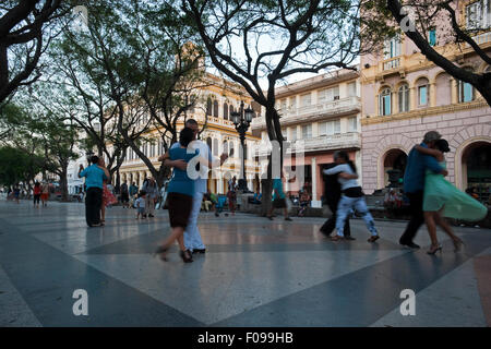 Vue horizontale de Cubains danser le tango dans la rue à La Havane, Cuba. Banque D'Images