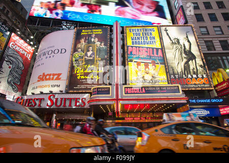 Les auvents des théâtres de Broadway à TIMES SQUARE MANHATTAN NEW YORK USA Banque D'Images