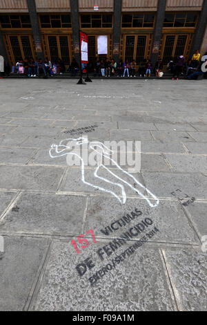 Femme aperçu sur trottoir en protestation contre grand nombre de femmes (157) tués de janvier à septembre 2014, La Paz, Bolivie Banque D'Images