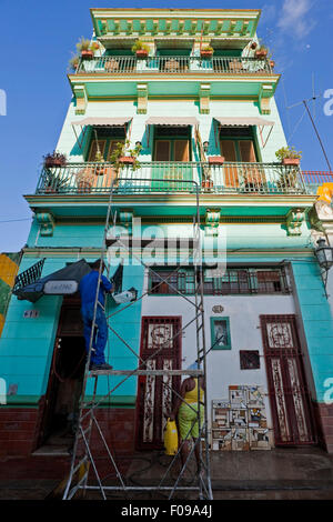 Vue verticale de rénovation sur un bâtiment utilisé comme une maison d'Hôtes Casa ou à La Havane, Cuba. Banque D'Images