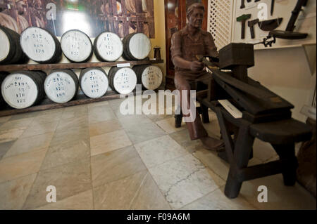 Vue horizontale d'une exposition de vieux fûts de bois au Musée du Rhum à Santiago de Cuba, Cuba. Banque D'Images