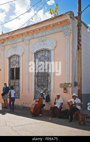Vue verticale d'un groupe de salsa typique de la rue dans les rues de Santiago de Cuba, Cuba. Banque D'Images