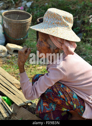 Femme portant une coiffure à l'opérateur de marché marché Loikaw, Myanmar (Birmanie), l'Asie, Banque D'Images