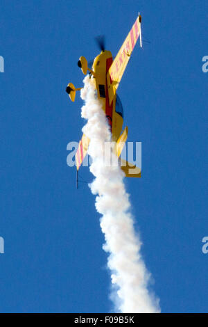 La respiration en Air Show décolle dans certains style. Des milliers de visiteurs de la station ont été accueillis par un ciel bleu magnifique et la plage vitrage en août la lumière du soleil. La foule a été traitée à l'aile Breitling les marcheurs et un nouveau visiteur de l'exposition sous la forme d'un très imposant Boeing B17 Forteresse volante. Cernan Elias/Alamy Live News Banque D'Images