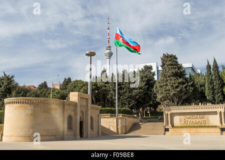 Entrée, flamme éternelle, tour de télévision, Martyrss' Lane ou allée des Martyrs, anciennement Parc Kirov, cimétrie commémorative, Bakou, Azerbaïdjan Banque D'Images