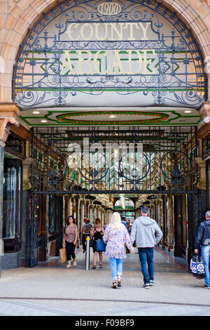 Comté d'entrée Arcade shopping mall, le quartier Victoria, rue Briggate, Leeds, West Yorkshire, Royaume-Uni Banque D'Images