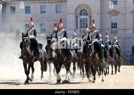 Du blues et de la Household Cavalry royals laissant Horseguards Parade pour la relève de la garde à Londres Banque D'Images