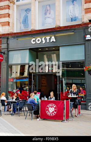 Café Costa dans la zone commerçante piétonne, le quartier Victoria, rue Briggate, Leeds, West Yorkshire, Royaume-Uni Banque D'Images