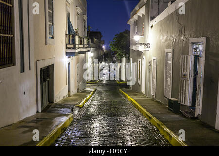 Nuit des pluies sur une rue de la vieille ville de San Juan, Puerto Rico. Banque D'Images