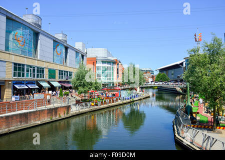 Niveau Riverside montrant Debenhams Department Store, le centre commercial Oracle, Reading, Berkshire, Angleterre, Royaume-Uni Banque D'Images