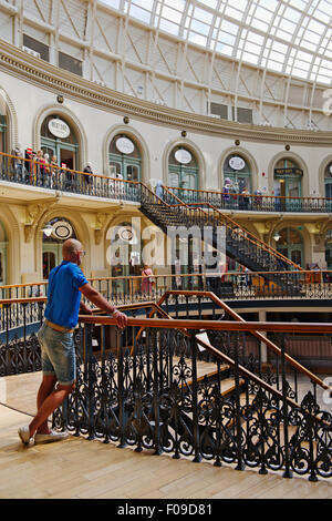 À l'intérieur du bâtiment Corn Exchange Leeds avec boutiques, West Yorkshire Banque D'Images