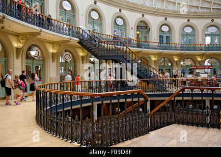 À l'intérieur de Leeds Corn Exchange énumérés bâtiment Victorien avec des magasins, West Yorkshire Banque D'Images