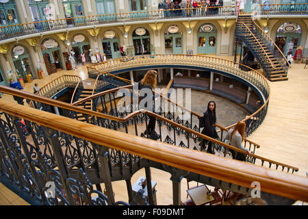 À l'intérieur de Leeds Corn Exchange énumérés bâtiment Victorien avec des magasins, West Yorkshire Banque D'Images