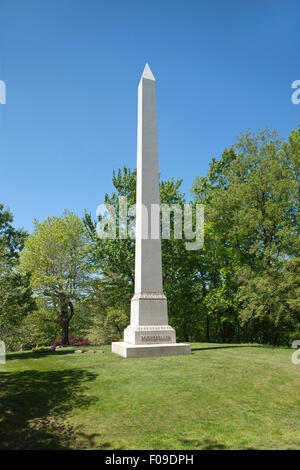 Cimetière de la famille Rockefeller JOHN ROCKEFELLER VUE SUR LE LAC D'obélisque CIMETIÈRE CLEVELAND OHIO USA Banque D'Images