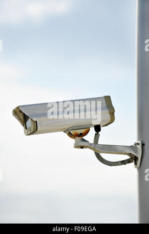 Une caméra de surveillance sur un poteau avec ciel bleu sur l'arrière-plan Banque D'Images