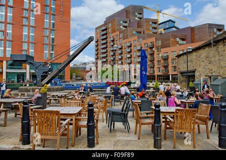 Riverside pub "Pour la maison" le long du canal de Leeds et Liverpool par rivière Aire au centre de Leeds Banque D'Images