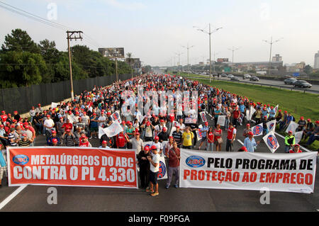 Sao Paulo, Brésil. 10 août, 2015. Des employés du secteur métallurgique mars pendant une grève générale dans la région industrielle de Sao Jose dos Campos, à Sao Paulo, Brésil, le 10 août 2015. Les travailleurs de l'usine de General Motors le constructeur automobile américain à Sao Jose dos Campos a commencé une grève illimitée après l'entreprise a annoncé un plan de licenciement, a déclaré lundi, le syndicat des métallurgistes de l'usine à Sao Jose dos Campos. Credit : NOTIMEX/Xinhua/Alamy Live News Banque D'Images