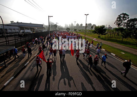 Sao Paulo, Brésil. 10 août, 2015. Des employés du secteur métallurgique mars pendant une grève générale dans la région industrielle de Sao Jose dos Campos, à Sao Paulo, Brésil, le 10 août 2015. Les travailleurs de l'usine de General Motors le constructeur automobile américain à Sao Jose dos Campos a commencé une grève illimitée après l'entreprise a annoncé un plan de licenciement, a déclaré lundi, le syndicat des métallurgistes de l'usine à Sao Jose dos Campos. Credit : NOTIMEX/Xinhua/Alamy Live News Banque D'Images