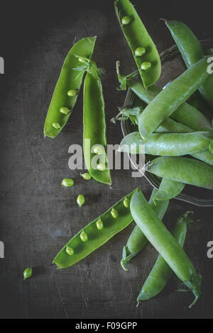 Tas de Pois verts jeunes et vieux ensemble de surface métallique. Style rustique. La lumière naturelle du jour. Vue d'en haut Banque D'Images