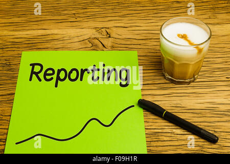 Texte de déclaration sur papier vert avec graphique. Marqueur et café sur 24. Banque D'Images