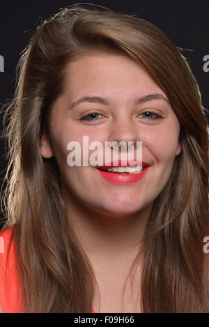 Portrait of Smiling teenage girl, London, Greater London, Angleterre, Royaume-Uni Banque D'Images