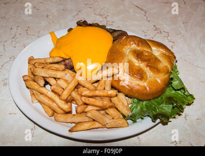 Bretzel célèbre hamburger avec fromage, bacon et frites au Mel's Diner, Hard Luck, un café de style années 1950 à Branson, MO. Banque D'Images