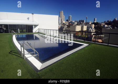 Piscine sur le toit avec vue sur les toits de la ville, Sydney, NSW, Australie. Pas de PR Banque D'Images