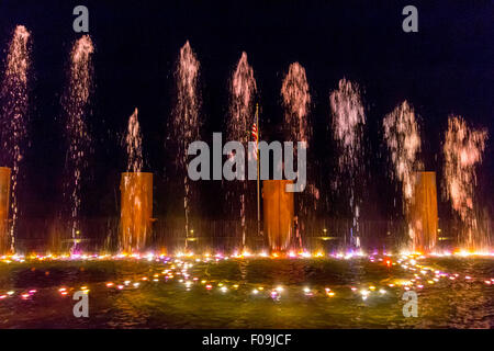 L'eau, le feu, spectacle son et lumière chaque jour le long de la rive du lac Taneycomo derrière Branson Landing Banque D'Images