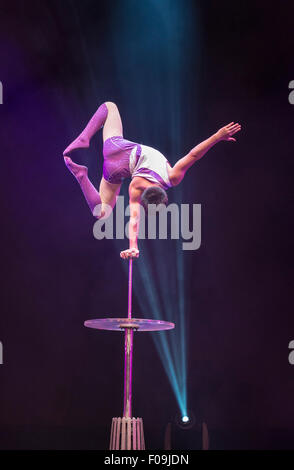 Dans l'Acrobat chinois 'Amaze présentant les performances des acrobates de Shanghai à Branson, MO. Banque D'Images