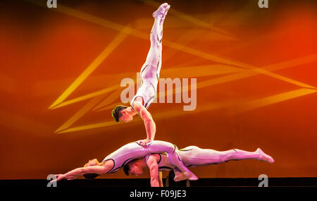 Acrobates chinois dans le 'Amaze présentant les performances des acrobates de Shanghai à Branson, MO. Banque D'Images