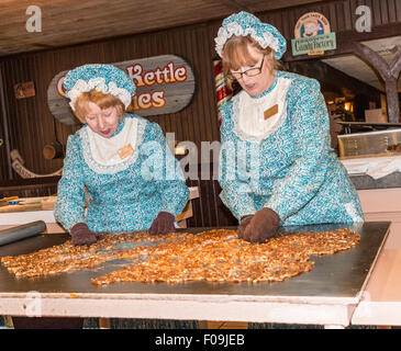 Décisions croquants aux arachides au cours de démonstration de fabrication de bonbons à Silver Dollar City, un parc d'attractions à thème 1880 près de Branson Banque D'Images