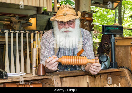 L'un des sculpteurs sur bois à Silver Dollar City, un parc d'attractions à thème 1880 près de Branson, MO. Banque D'Images