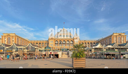 Vue avant du Grand Hotel Amrâth Kurhaus La Haye la dernière capture la lumière du soleil, Scheveningen, Hollande méridionale, Pays-Bas. Banque D'Images