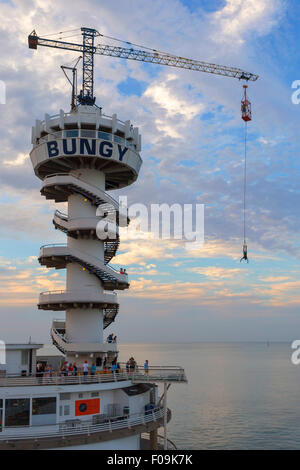 Saut à l'Embarcadère de Scheveningen au coucher du soleil, vue de la jetée, La Haye (Den Haag), Hollande méridionale, Pays-Bas. Banque D'Images