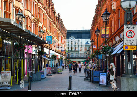 La reine Victoria Street, Reading, Berkshire, Angleterre, Royaume-Uni Banque D'Images