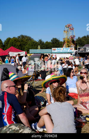 Les gens se reposent au Chili le festival fiesta au west dean gardens près de Chichester, West Sussex England uk 2015 Banque D'Images