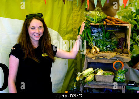 Jeune femme au kiosque de légumes au chili fiesta festival à west dean gardens près de Chichester, West Sussex England uk 2015 Banque D'Images