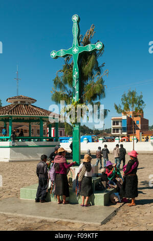 Zocalo Croix dans San Juan Chamula, Mexique Banque D'Images