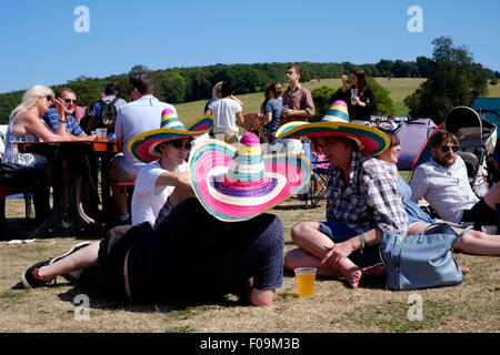 Les gens se reposent au Chili le festival fiesta au west dean gardens près de Chichester, West Sussex England uk 2015 Banque D'Images