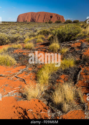 9Uluru Ayers Rock) et le désert en fin d'après-midi Banque D'Images