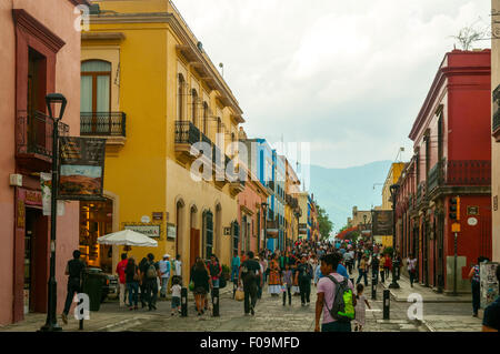 Bâtiments coloniaux sur Macedonio Alcala, Oaxaca, Mexique Banque D'Images