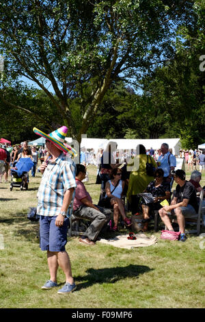 Les gens s'amuser à la fiesta chili festival à west dean gardens près de Chichester, West Sussex England uk 2015 Banque D'Images