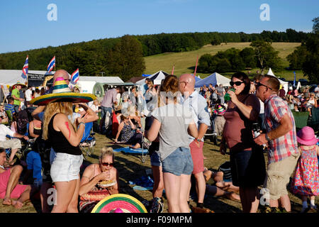 La foule s'amuser au festival fiesta chili au west dean gardens près de Chichester, West Sussex England uk 2015 Banque D'Images