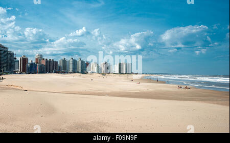 Les résidents de Punta del Este qui a eu lieu sur la plage week-end particulièrement chaud en hiver - le 9 août 2015, à Maldonado, Uruguay Banque D'Images