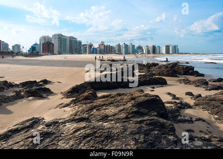 Les résidents de Punta del Este qui a eu lieu sur la plage week-end particulièrement chaud en hiver - le 9 août 2015, à Maldonado, Uruguay Banque D'Images